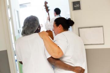 LES SOIGNANTS : UN PUBLIC MAJEUR DE TOURNESOL, ARTISTES A L’HÔPITAL