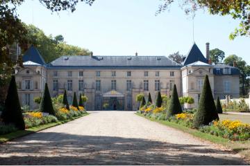 Mécénat d'Axa : deux vases en porcelaine au musée du Château de Malmaison