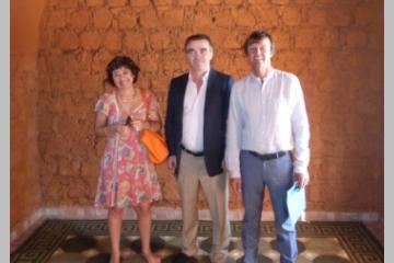 Nicolas Hulot et Monique Barbut (UNFCCC) visitent une voûte nubienne à Dakar