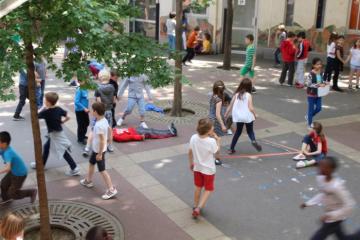 250 écoliers de l'école Buffault de Paris marchent pour soutenir la recherche