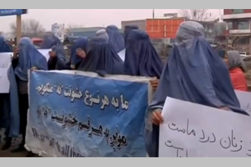 À Kaboul, des hommes manifestent en burqa